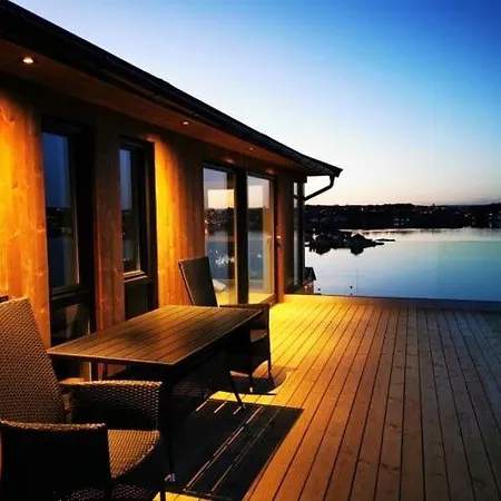 Med Fantastisk Utsikt Og Egen Brygge *